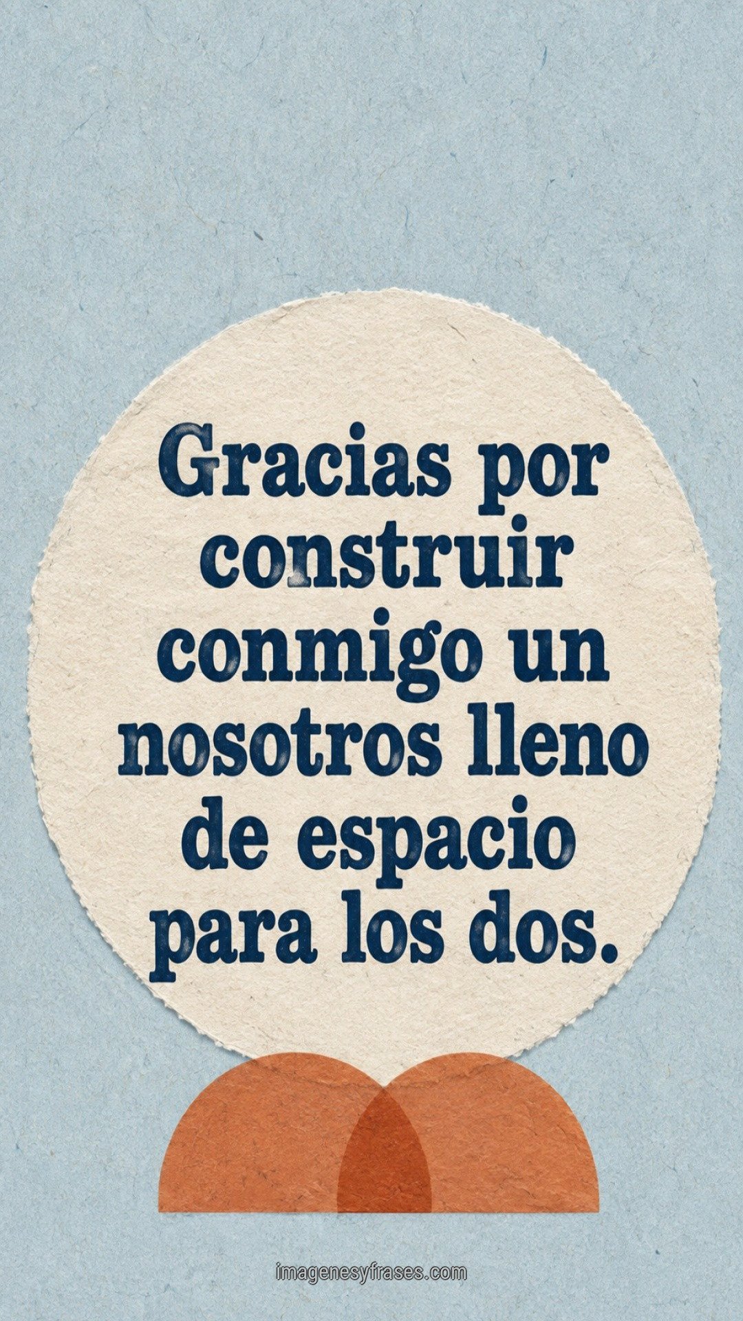 Papel azul claro con un círculo marfil y pequeños semicírculos entrelazados, con una frase de agradecimiento a la pareja.