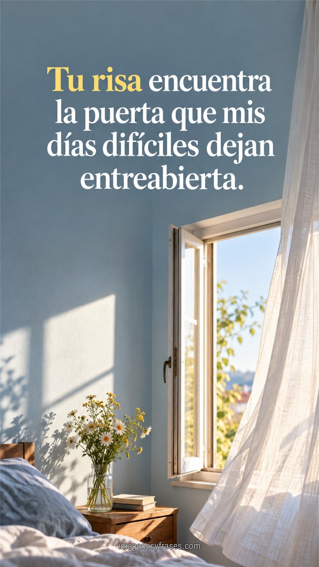 Habitación celeste iluminada por una ventana abierta, con cortina blanca y flores amarillas, acompañada por una frase sobre la luz de una risa querida.