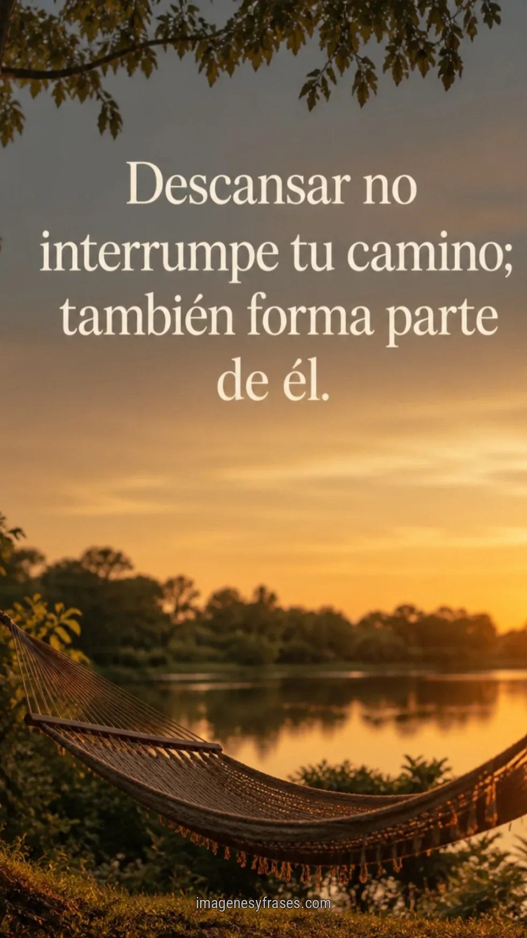 Hamaca vacía bajo un árbol frente a un lago iluminado por el atardecer con una frase sobre descansar