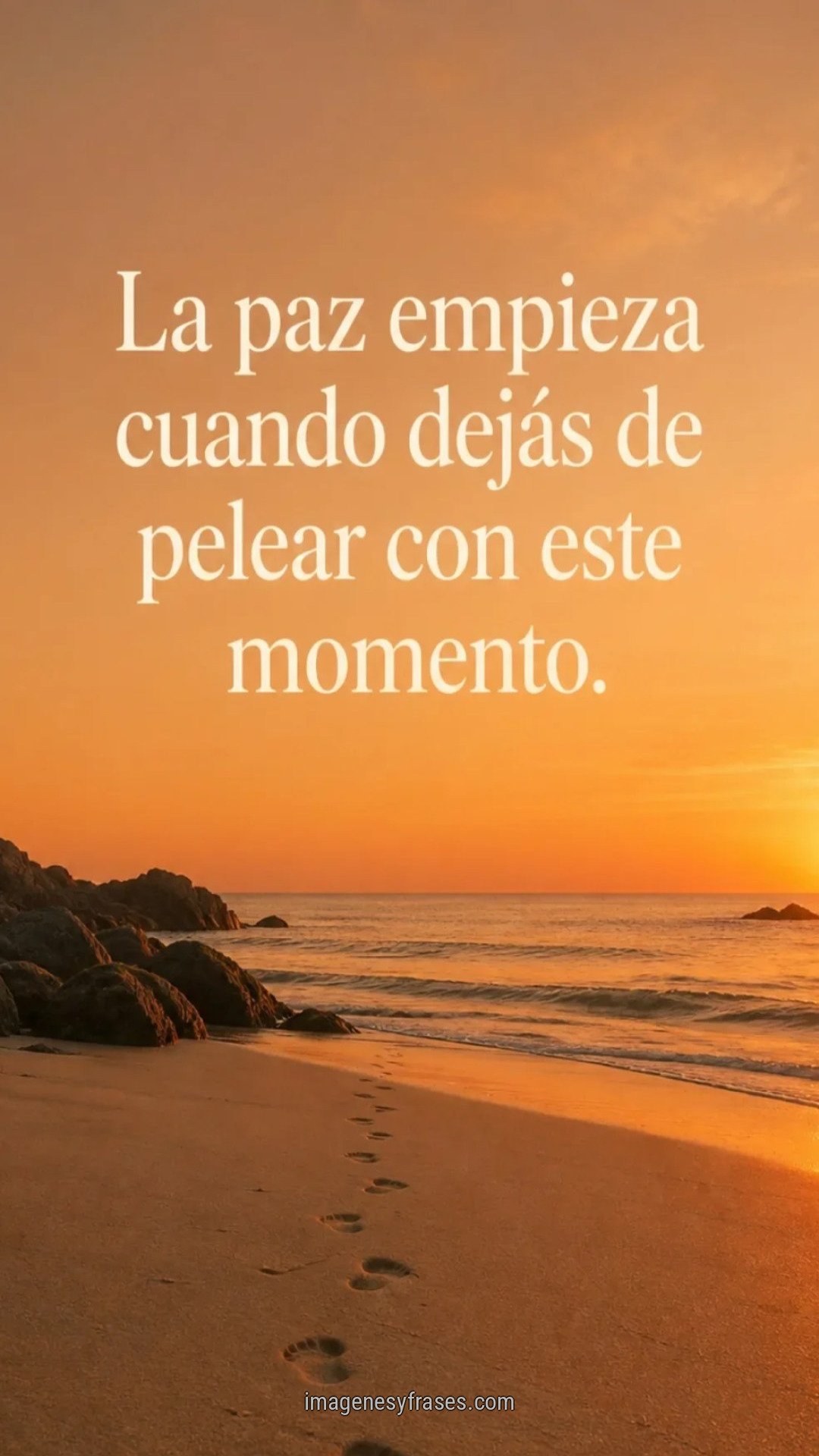 Playa serena con huellas sobre la arena y un atardecer naranja con una frase sobre hacer las paces con el presente