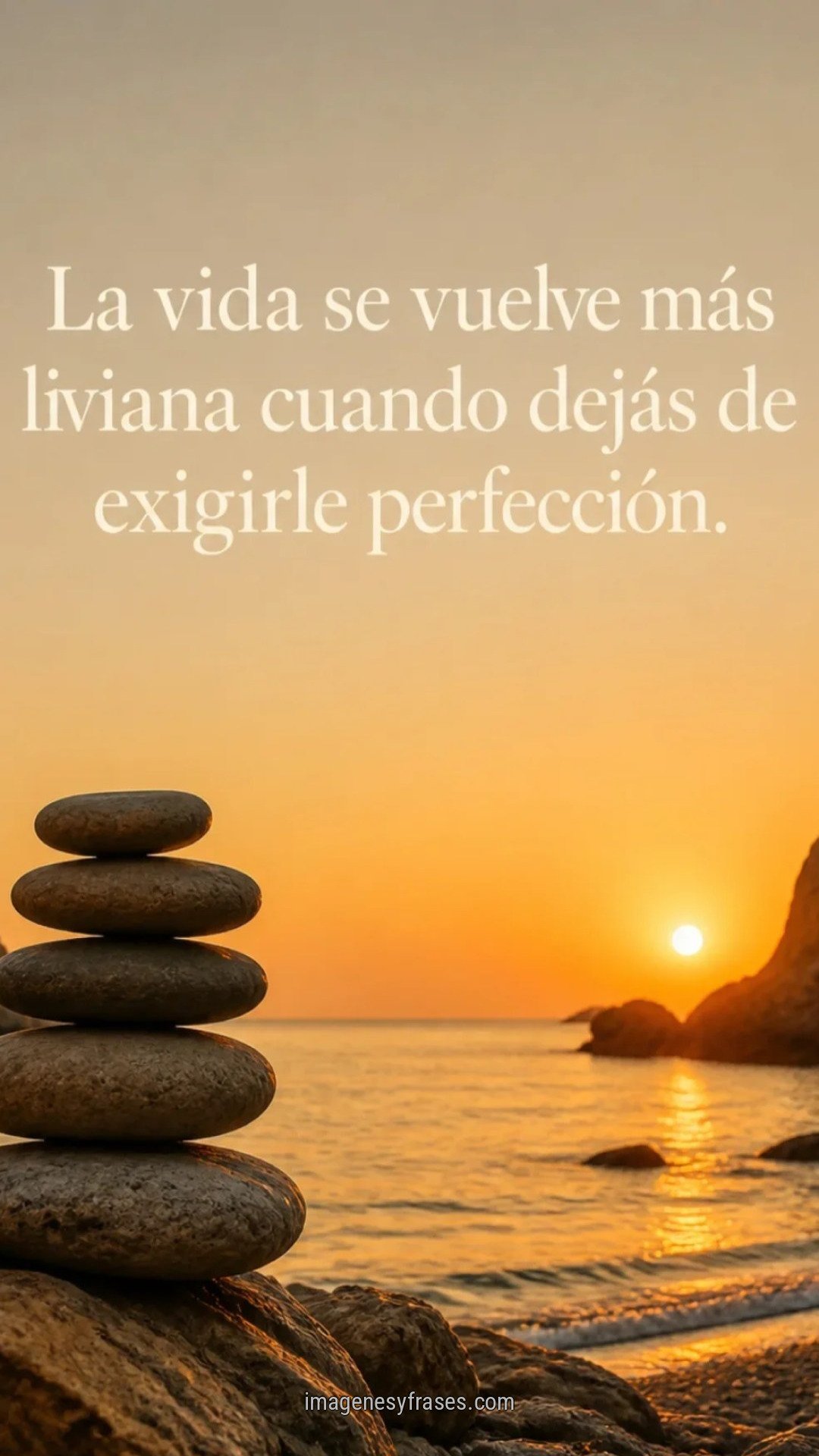 Piedras equilibradas frente al mar durante un atardecer cálido con una frase sobre dejar de exigir perfección