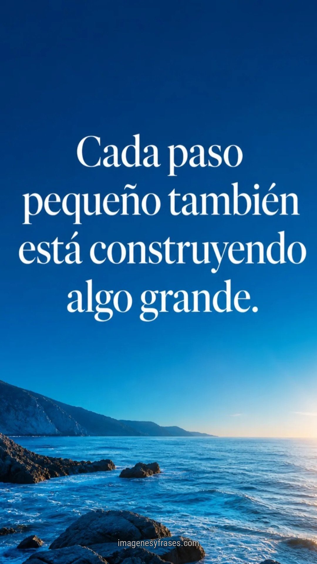 Costa rocosa frente a un mar azul intenso con una frase sobre el valor de cada paso pequeño