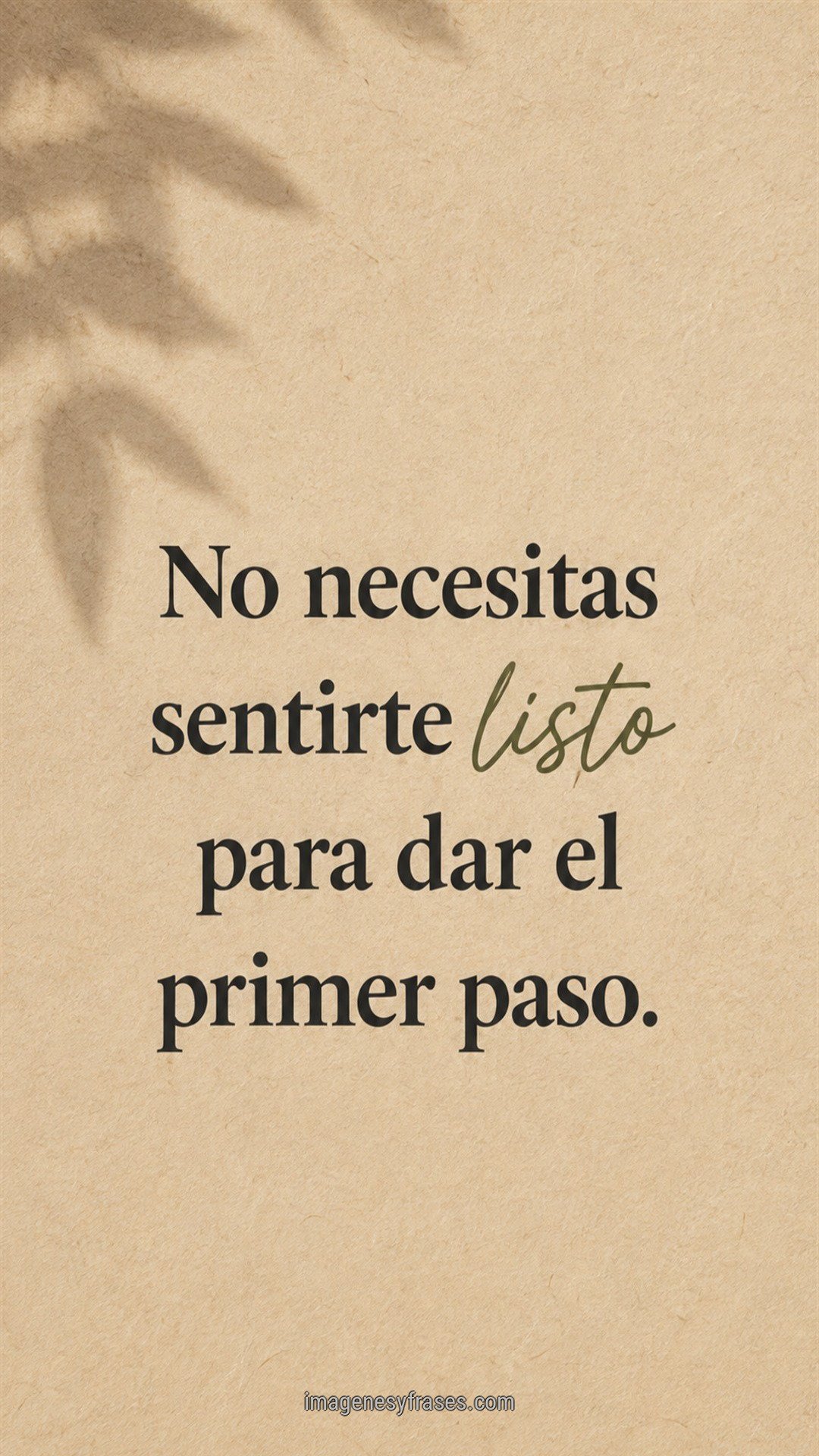 Papel artesanal color arena con sombra de hojas que incluye una frase motivacional en tipografía serif negra y manuscrita verde.