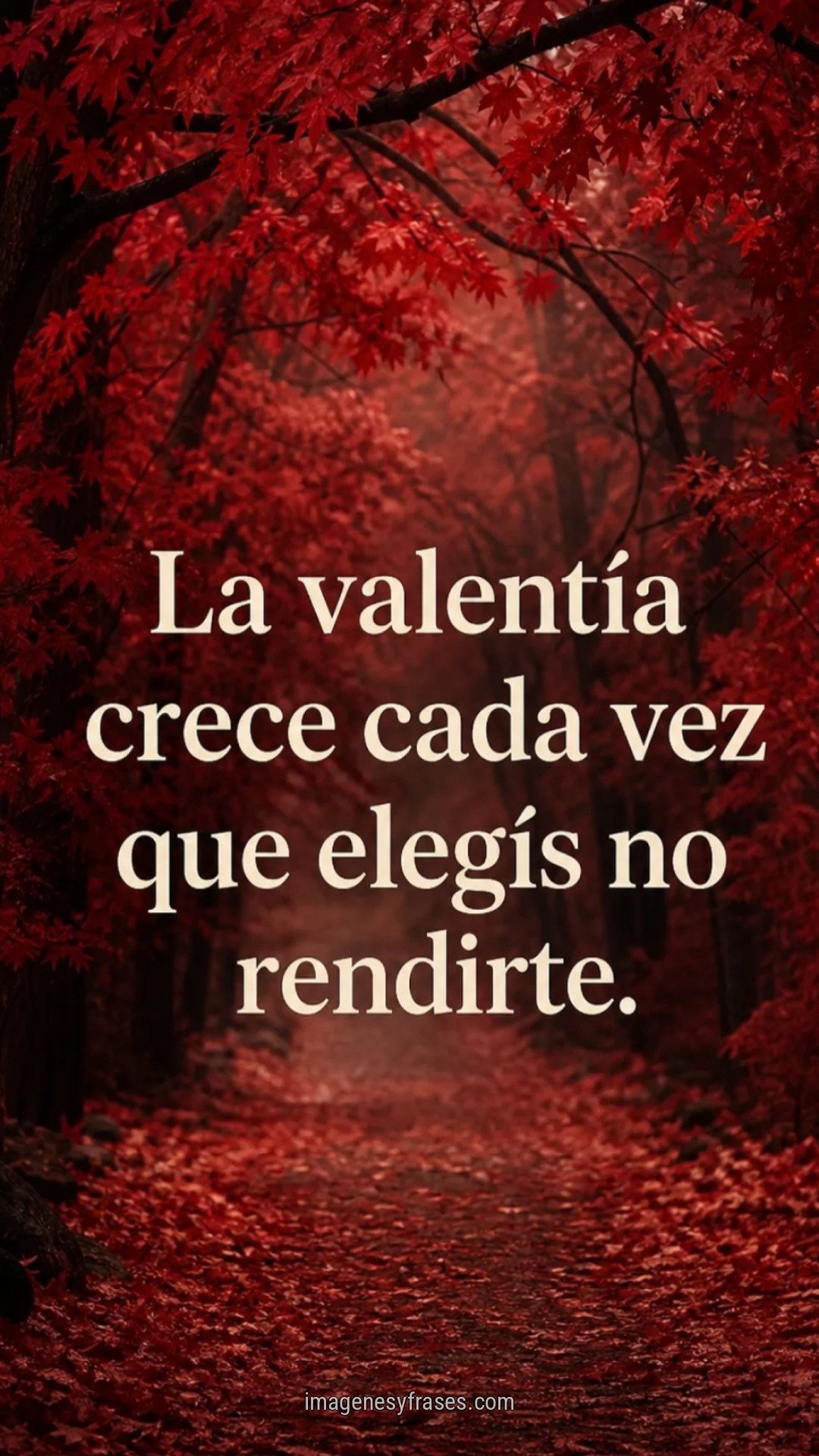 Sendero entre árboles de hojas rojas con una frase motivadora sobre la valentía de no rendirse