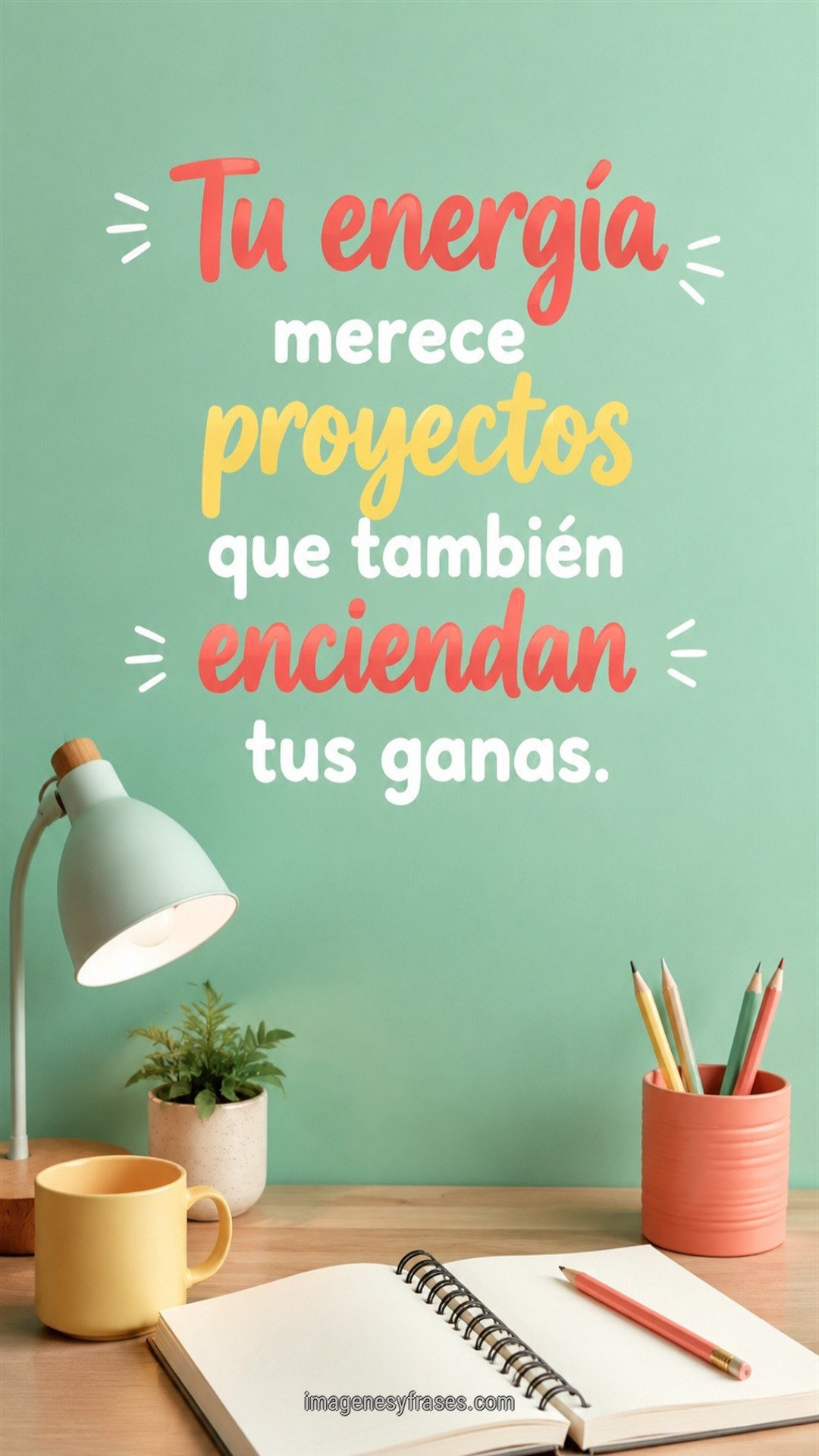 Bodegón fotográfico de escritorio con cuaderno, lápices, taza y lámpara sobre pared verde menta que incluye una frase motivacional colorida.