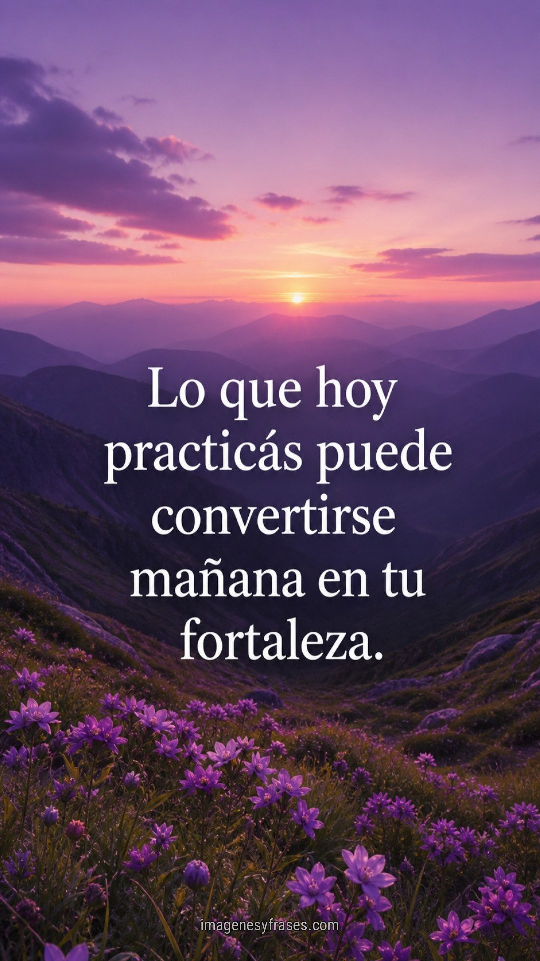 Montañas violetas con neblina y flores lavanda junto a una frase sobre convertir la práctica en fortaleza