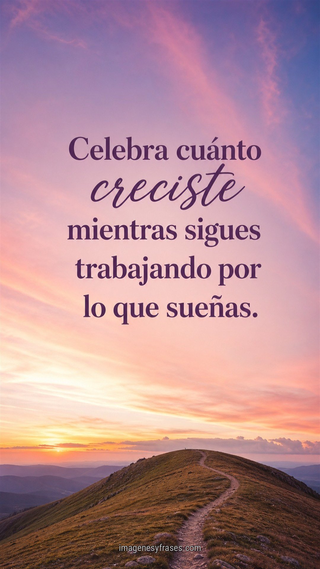 Fotografía vertical de una senda sobre una cima al atardecer rosado y violeta que incluye una frase motivacional en tipografía elegante.