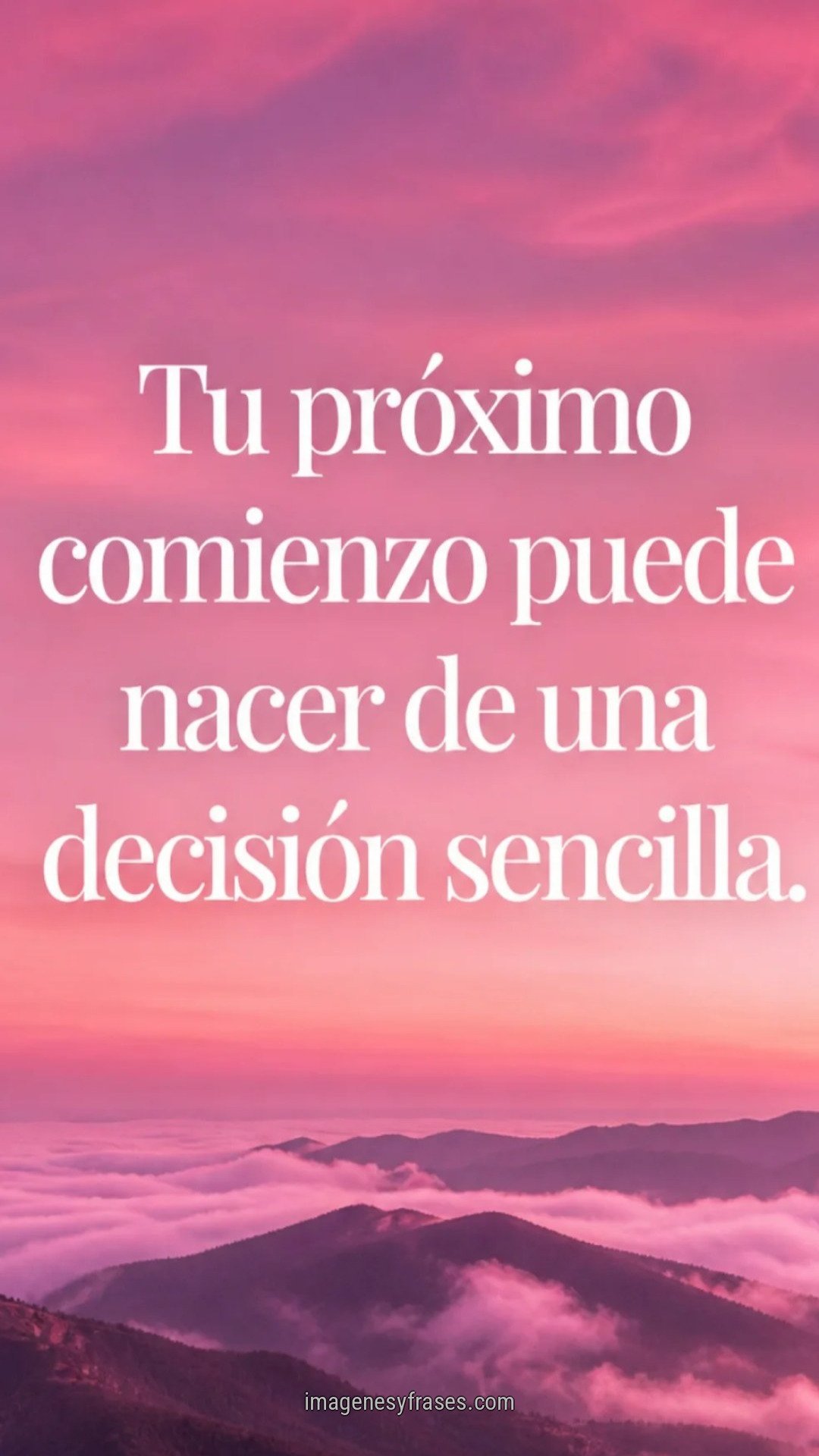 Montañas entre nubes bajo un cielo rosa intenso con una frase sobre comenzar mediante una decisión sencilla