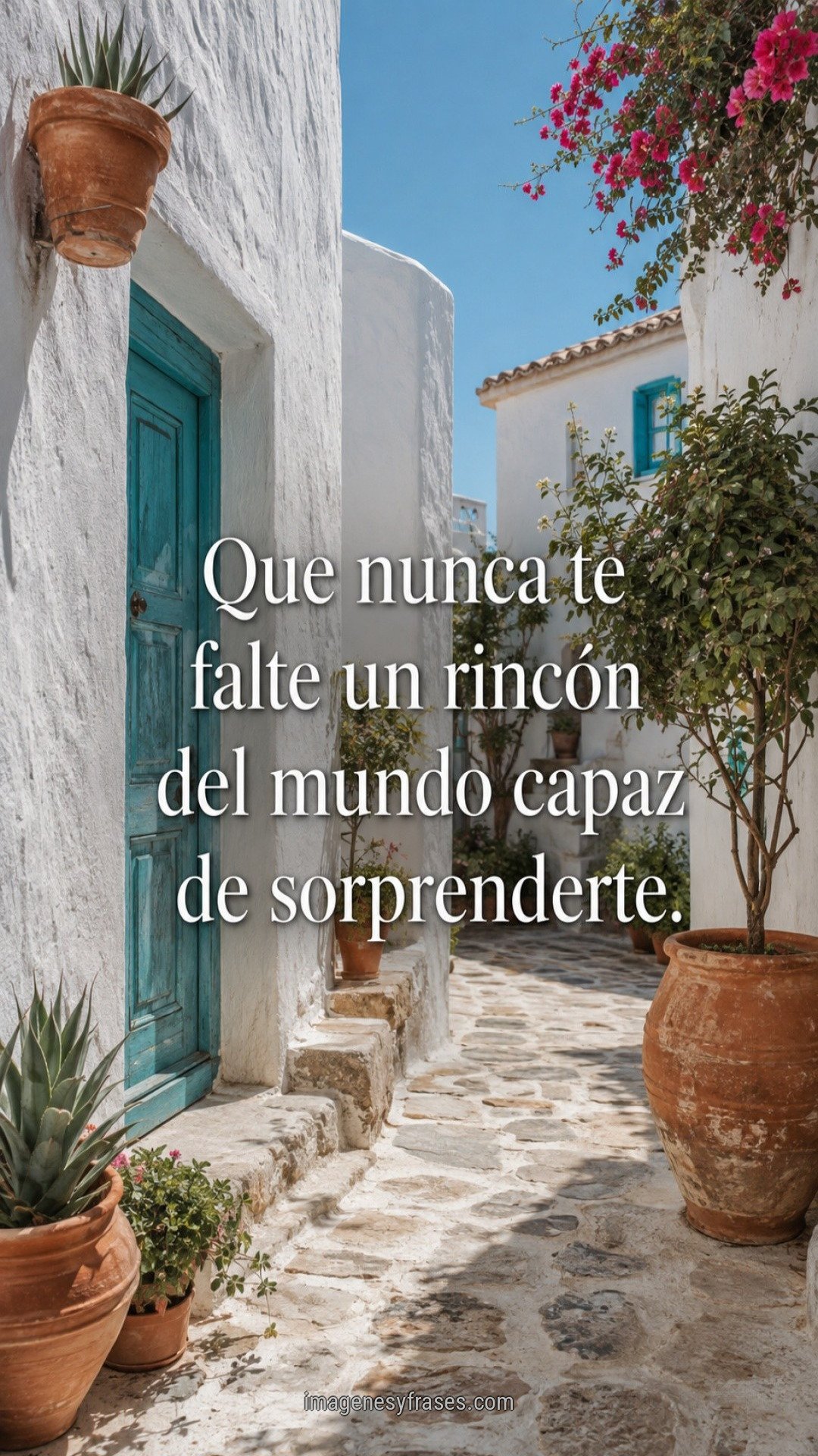 Calle tranquila de paredes blancas, puerta turquesa y macetas de barro, con una frase sobre conservar la capacidad de asombro.