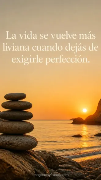 Piedras equilibradas frente al mar durante un atardecer cálido con una frase sobre dejar de exigir perfección