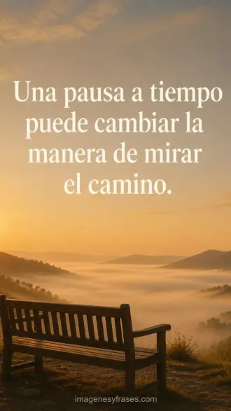 Banco de madera frente a un valle cubierto de neblina dorada con una frase sobre hacer una pausa