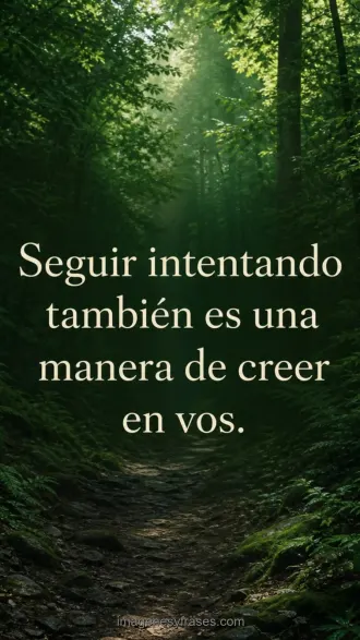 Sendero profundo dentro de un bosque verde iluminado con una frase sobre seguir intentando
