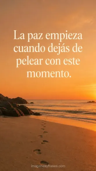 Playa serena con huellas sobre la arena y un atardecer naranja con una frase sobre hacer las paces con el presente