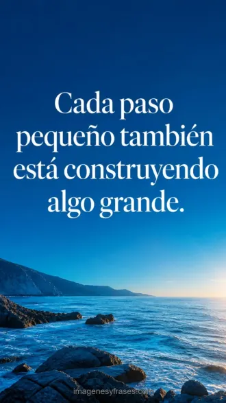 Costa rocosa frente a un mar azul intenso con una frase sobre el valor de cada paso pequeño