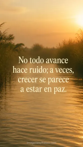 Río tranquilo entre juncos iluminados por un atardecer dorado con una frase sobre crecer en paz