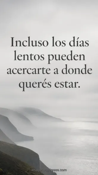 Acantilados y mar plateado cubiertos por niebla gris con una frase sobre avanzar durante los días lentos