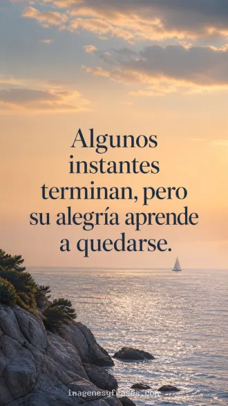 Un pequeño velero en un mar azul plateado al atardecer, acompañado de una frase sobre la alegría de los recuerdos.