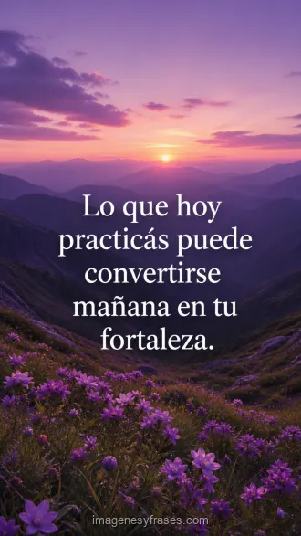Montañas violetas con neblina y flores lavanda junto a una frase sobre convertir la práctica en fortaleza