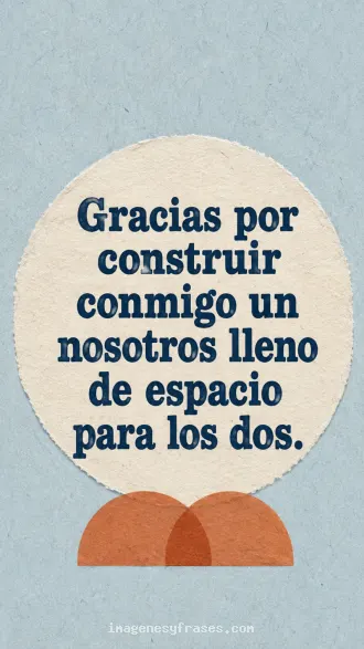 Papel azul claro con un círculo marfil y pequeños semicírculos entrelazados, con una frase de agradecimiento a la pareja.