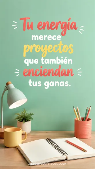 Bodegón fotográfico de escritorio con cuaderno, lápices, taza y lámpara sobre pared verde menta que incluye una frase motivacional colorida.