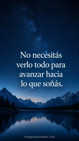 Cielo nocturno índigo lleno de estrellas sobre montañas y un lago con una frase sobre avanzar hacia los sueños