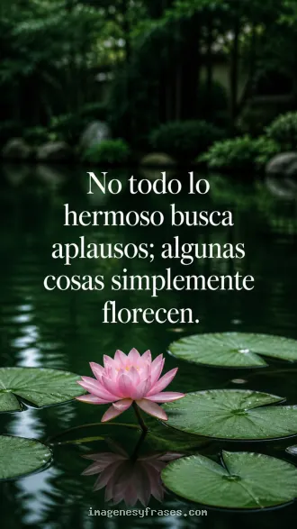 Un nenúfar rosado sobre un estanque verde con reflejos suaves y una frase sobre la belleza que no busca reconocimiento.